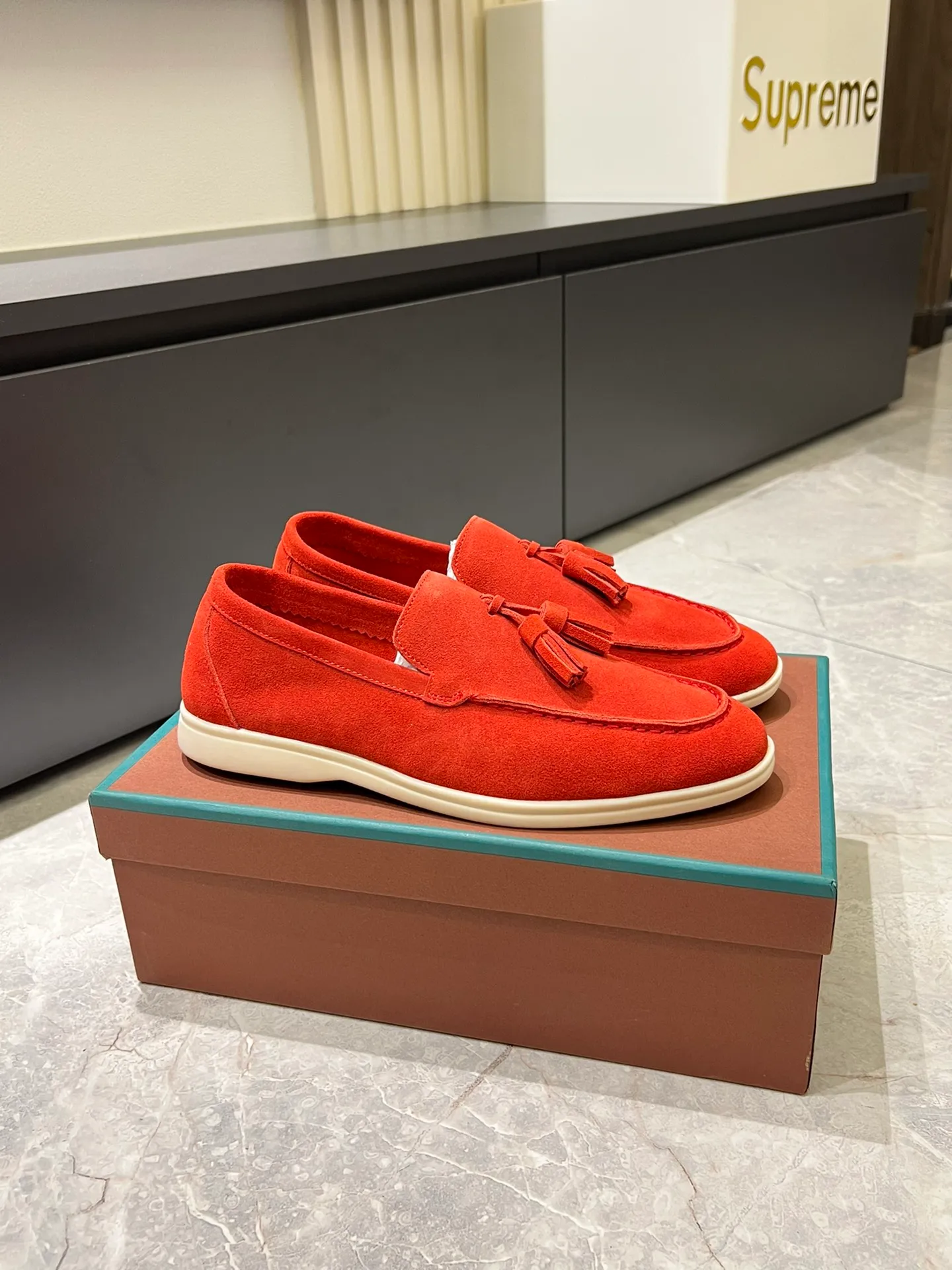 Men's shoes 💰p360 "Loro men's shoes 💰pian'*" Classic L men's shoes for couples 💰p Top version British flat loafers, a must-have item in old money style, the minimalist design is eye-catching and durable, a plus point for dressing The soft foot feel and texture are outstanding. They don’t scratch your feet and are very nice. They are matched with soft and waxy soles. They can be worn daily for a long time without getting tired. They are easy to wear, versatile and classic items, with perfect foot feel and texture! Imported cashmere fabric, the lining is made of imported A-grade water-dyed cow lining, the top version of the genuine leather midsole is sewn with pure handmade mark thread! Size: Female 35-40 (34. Customized) Male 38-44 (45.46. Customized)